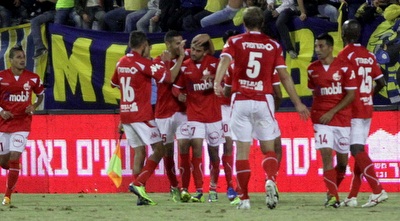 שחקני הפועל ב&qout;ש חוגגים (יניב גונן)