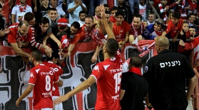 שחקני ב&qout;ש חוגגים עם הקהל. הנקמה הצהובה עוד תגיע (יניב גונן) שחקני ב&qout;ש חוגגים עם הקהל. הנקמה הצהובה עוד תגיע (יניב גונן)