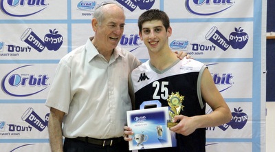 גיא רושקין זוכה בתואר השחקן המצטיין (יניב גונן)