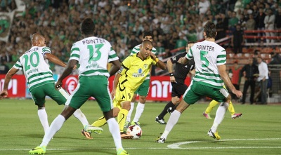 איציק כהן מול שחקני חיפה. לא חושב שיש פערי רמות גדולים (עמית מצפה)