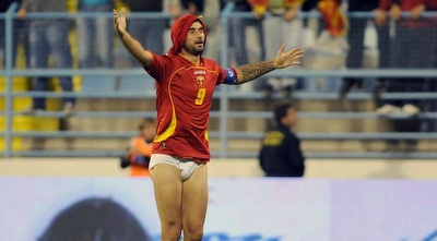 סטרפטיז נוסח מונטנגרו. ווצ´ה בפוזה אופיינית סטרפטיז נוסח מונטנגרו. ווצ´ה בפוזה אופיינית