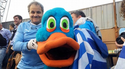 אוהד מקורי של אורוגוואי ביציע (דניאלה סמרי)