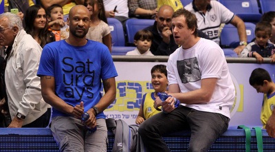 אינגלס וסמית´ מקבלים מנוחה ביציע (חגי ניזרי)