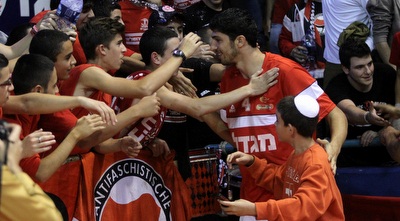 אליהו חוגג עם האוהדים (חגי ניזרי)