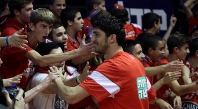 אליהו חוגג עם האוהדים. יסיים במקום הראשון?  (חגי ניזרי)