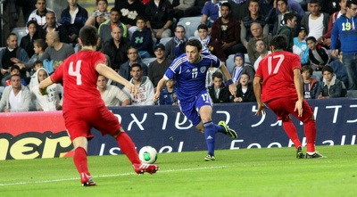 עומרי אלטמן מנסה לחדור לרחבה (חגי ניזרי)