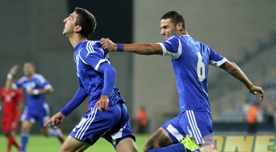 מונס דאבור חוגג עם חבריו (חגי ניזרי)