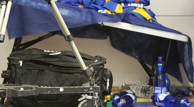 שולחן שבור בהדר יוסף (רדאד ג´בארה) שולחן שבור בהדר יוסף (רדאד ג´בארה)