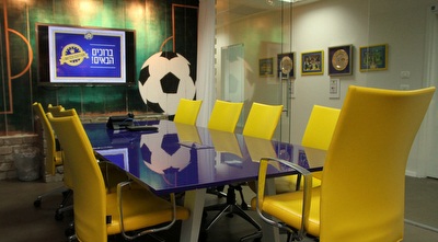 חדר ישיבות במשרדי מכבי (רדאד ג´בארה)