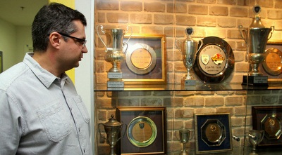 אנגלידיס ליד ארון התארים (רדאד ג´בארה)