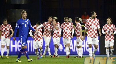 שחקני נבחרת קרואטיה חוגגים עם מריו מנדזוקיץ´ (רויטרס)