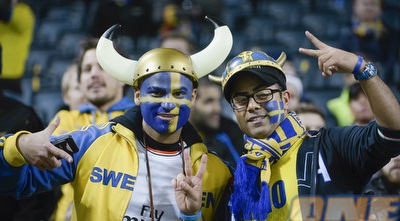 אוהדי נבחרת שבדיה מרוצים ביציע (רויטרס)