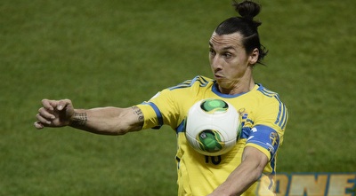 זלאטן איברהימוביץ´ עוצר על החזה (רויטרס)