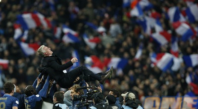 דידייה דשאן מונף על ידי השחקנים (רויטרס)