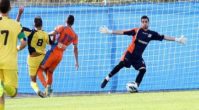 אופיר קרסו בדרך לעצור את הכדור (חגי ניזרי)