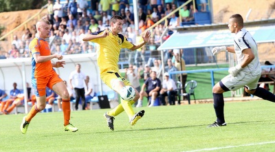 עידן יוגב משתלט על הכדור (חגי ניזרי)