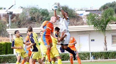 סער חסון עולה לכדור גובה (חגי ניזרי)