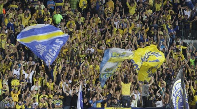 אוהדי מכבי. הראו שליציע ג´ יפה הצבע הצהוב  (עמית מצפה)