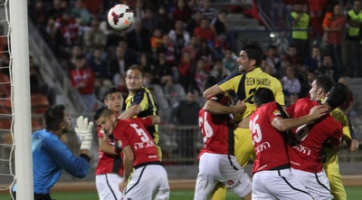 עומרי בן הרוש נוגח לרשת (עמית מצפה)