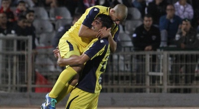 עומרי בן הרוש חוגג עם חבריו (עמית מצפה)