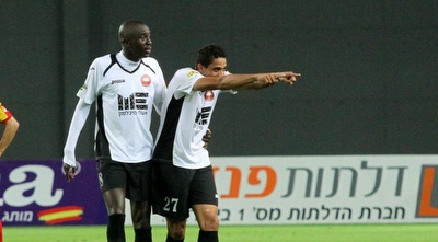 דה סוזה חוגג את השער עם טורה צ´יאם (חגי ניזרי) דה סוזה חוגג את השער עם טורה צ´יאם (חגי ניזרי)