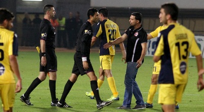 חכמון מסרב ללחוץ את ידו של שלומי דורה. לראות ולא להאמין (עמית מצפה) חכמון מסרב ללחוץ את ידו של שלומי דורה. לראות ולא להאמין (עמית מצפה)