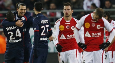 זלאטן חוגג עם חבריו אחרי השער (רויטרס)