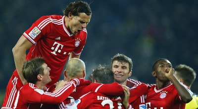 שחקני באיירן חוגגים את הניצחון בדורטמונד (רויטרס)