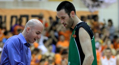 יבזורי מקבל הוראות מפרנקו (יניב גונן) יבזורי מקבל הוראות מפרנקו (יניב גונן)