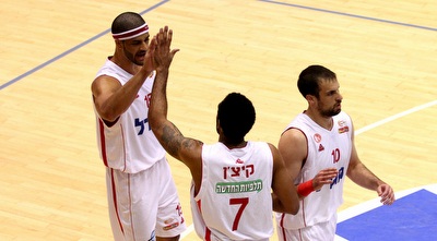 שחקני הפועל ירושלים חוגגים (שי לוי)