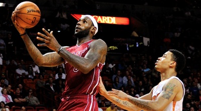 לברון בעוד ערב רגיל (רויטרס)