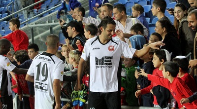 בלדוט ובן בנימין חוגגים עם האוהדים (חגי ניזרי)