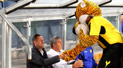 דוד אמסלם מבקש ברכה מהקמע של המועדון (שי לוי)