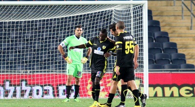 שחקני בית&qout;ר מספרים לדסה שהגול שלו יכל להתחרות בשער המחזור, רק חבל שהוא לא נכנס לצד הנכון (שי לוי)