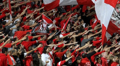 אוהדי הפועל. מצביעים על ראיוס כאשר בהפסד (חגי ניזרי)