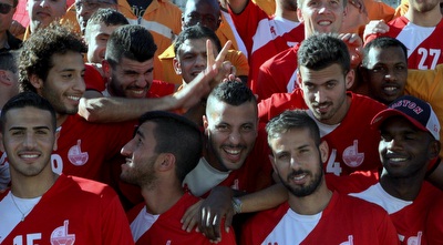 שחקני הפועל ב&qout;ש והאסירים (יניב גונן) שחקני הפועל ב&qout;ש והאסירים (יניב גונן)