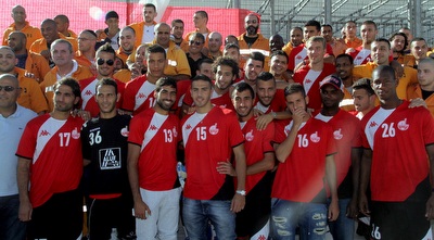 שחקני הפועל ב&qout;ש והאסירים (יניב גונן) שחקני הפועל ב&qout;ש והאסירים (יניב גונן)