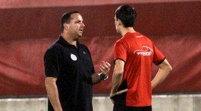 בן שמעון משוחח עם איליץ´ (חגי ניזרי)