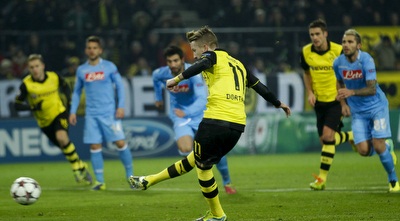 רויס בועט פנימה את הפנדל (רויטרס)