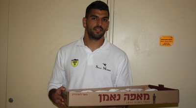 הרוש עם סופגניות (גיא בן זיו)