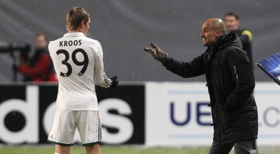 גווארדיולה נוזף בקרוס (רויטרס) גווארדיולה נוזף בקרוס (רויטרס)