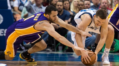 גל מקל במאבק עם ג´ורדן פארמר (רויטרס)