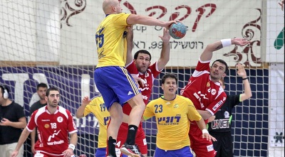 שחקני הפועל ומכבי ראשל&qout;צ. שתי הקבוצות ניצחו (דוד פליגל, איגוד הכדוריד) שחקני הפועל ומכבי ראשל&qout;צ. שתי הקבוצות ניצחו (דוד פליגל, איגוד הכדוריד)