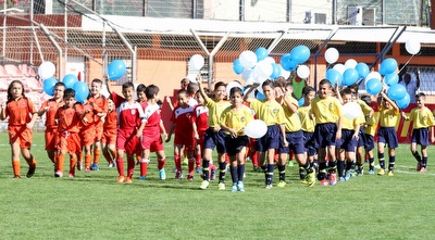 השחקנים עולים עם בלונים לכבוד אריק איינשטיין (רדאד ג´בארה)