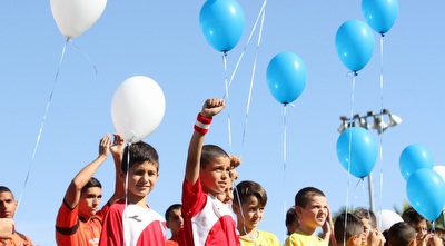השחקנים הצעירים מפריחים את הבלונים לאוויר (רדאד ג´בארה)