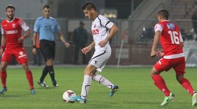 שוקרני עם הכדור במרכז המגרש (עמית מצפה) שוקרני עם הכדור במרכז המגרש (עמית מצפה)