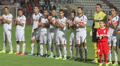 שחקני הפועל חיפה מוחאים כפיים לזכרו של איינשטיין לפני השריקה (עמית מצפה) שחקני הפועל חיפה מוחאים כפיים לזכרו של איינשטיין לפני השריקה (עמית מצפה)