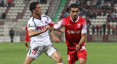 יוסי דורה עוצר את מוחמד כליבאת (עמית מצפה) יוסי דורה עוצר את מוחמד כליבאת (עמית מצפה)