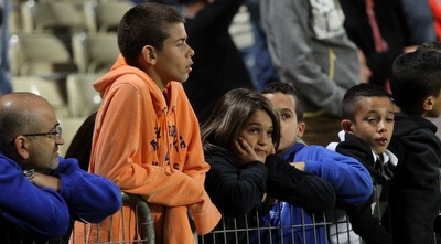 אוהדים צעירים מאוכזבים (חגי ניזרי) אוהדים צעירים מאוכזבים (חגי ניזרי)