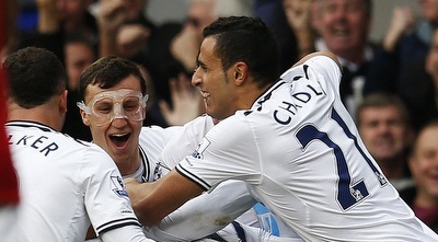 שחקני טוטנהאם חוגגים את השער המדהים של סאנדרו (רויטרס)